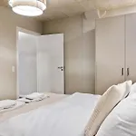 4-person Midtown W Easy Access