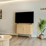 4-person Midtown W Easy Access