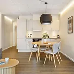 4-person Midtown W Easy Access