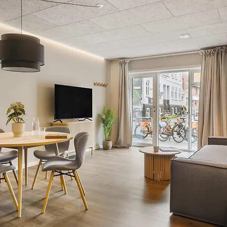 4-person Midtown W Easy Access